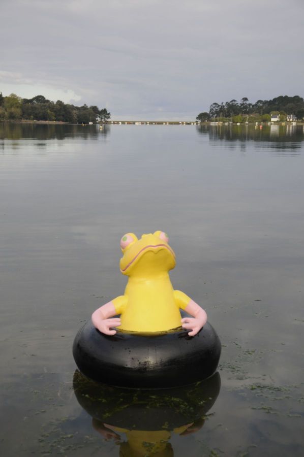 Grenouille pensant à ses cuisses, 2016  
Résine de polyester et fibre de verre. Photo : Jean-Yves Brélivet