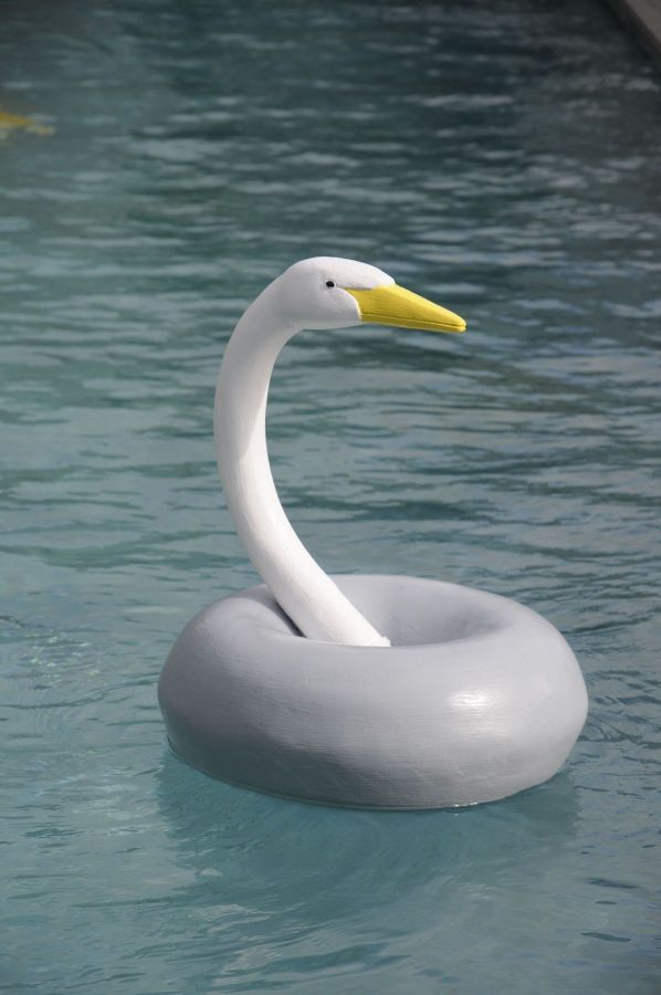 Le chant du cygne, 2016  
Résine de polyester et fibre de verre. Photo : Jean-Yves Brélivet